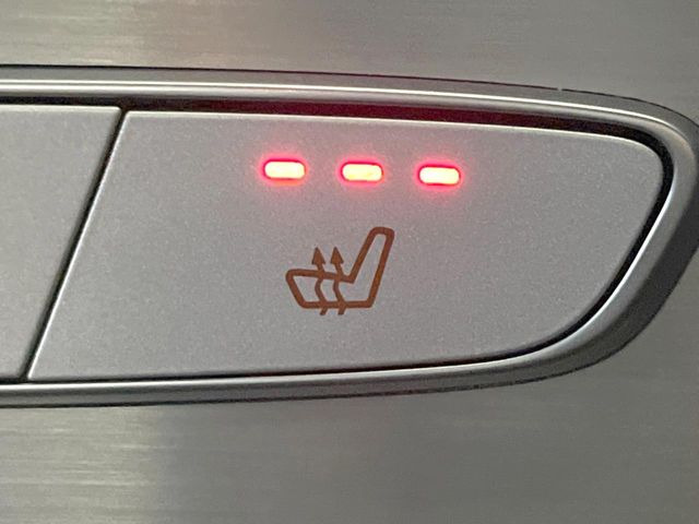 ●フロントシートヒーティング:運転席・助手席共に三段階で調節が可能なシートヒーターを装備しております。季節を問わず快適にご使用いただけます。