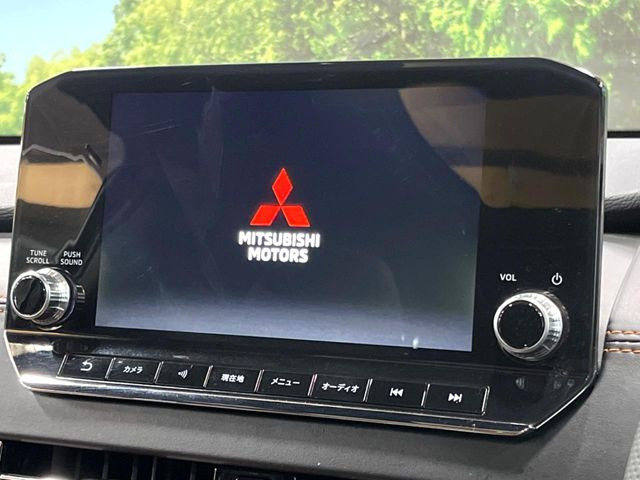 【メーカー9型ナビ】インテリアに溶け込むスタイリッシュな「専用設計」メーカーナビを装備♪視認性や操作性など基本性能にも優れ、より上質なカーライフをお楽しみいただけます。