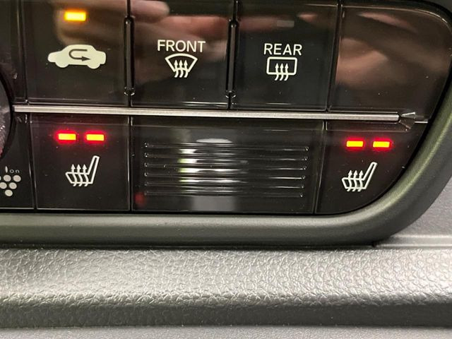 【シートヒーター】寒い日に重宝するシートヒーター!エアコンより早く温まってくれるので寒がりの人も安心ですね♪エアコンの温風は乾燥するから苦手、という方にもをおすすめです。