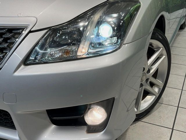 【HIDヘッドライト】非常に明るく前方を照らしてくれるので、悪天候や夜間の走行時も視界良好で安心してお乗りいただけます。