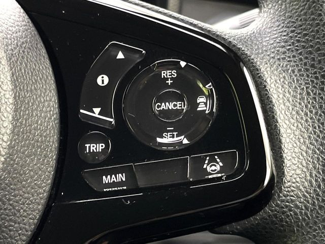 【アダプティブクルーズコントロール】高速道路での長距離走行が楽に!!自動で速度を保つクルーズコントロールが、衝突軽減システムと連携し、前方の車両を感知して車間を保つように速度調節してくれます!!