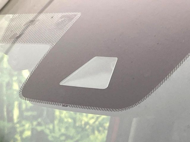 【ホンダセンシング】走行中に前方の車両等を認識し、衝突しそうな時は警報とブレーキで衝突回避と被害軽減をアシスト。より安全にドライブをお楽しみいただけます。