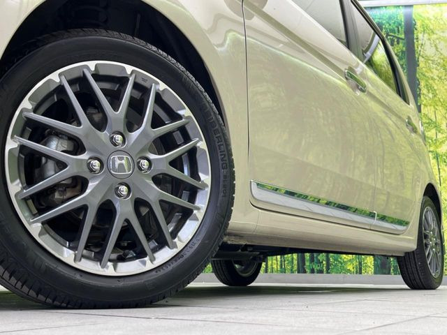 【純正15インチアルミホイール】外観にマッチした純正アルミホイールを装着しております。各種社外アルミホイールや、スタッドレスタイヤも取扱いしております。是非ご相談ください♪