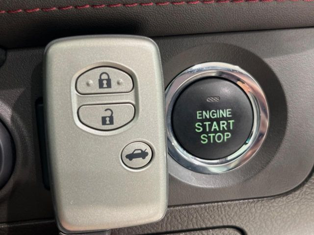 【スマートキー】カバンやポケットに入れたままでもドアの施錠・解錠が可能なスマートキーを装備。エンジンのオン・オフ時もカギを取り出す必要が無いからとっても便利です♪