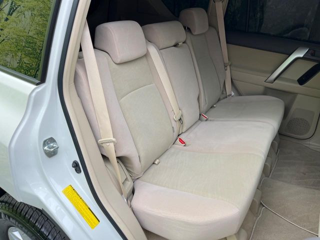 後部座席も気になるようなキズ・汚れやへたり等、大きなダメージはなく、良好な状態です。