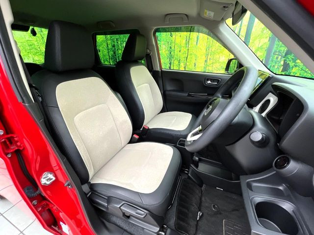 【ハーフレザーシート】高級感と座り心地を両立した人気のシート♪背面・座面のファブリック素材は、通気性の良さや滑りにくさに優れています。気温や服装に左右されず快適にお乗りいただけます。