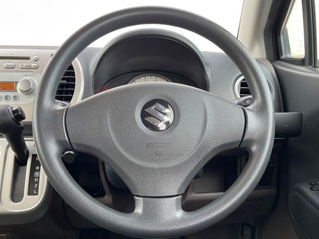 �C���e���A�ɍ��킹���f�U�C���̃X�e�A�����O�́A�^�]�������̂��Ƃ��l���A�^�]���₷���`��A�傫���ł��B�����x�A���ۂɐG���Ă��m���߂��������B