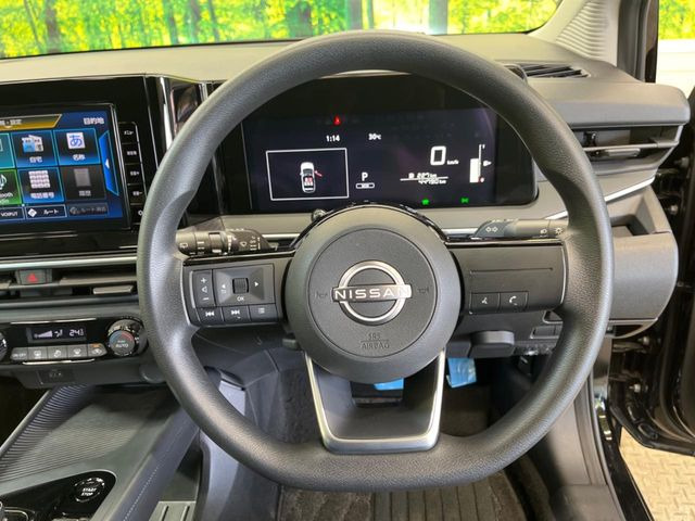 �C���e���A�ɍ��킹���f�U�C���̃X�e�A�����O�́A�^�]�������̂��Ƃ��l���A�^�]���₷���`��A�傫���ł��B�����x�A���ۂɐG���Ă��m���߂��������B