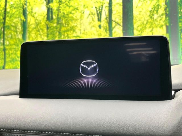 【10.25インチマツダコネクト】車内の雰囲気にマッチした大型ディスプレイ。スマホ接続でのナビ使用やBluetooth再生等、様々な機能が楽しめます。直感的なダイヤル操作が可能で、使い勝手も良好です。