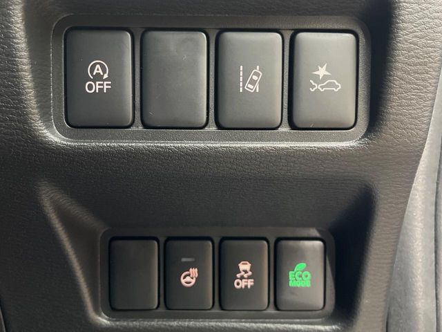 【三菱e-Assist】走行中に前方の車両等を認識し、衝突しそうな時は警報とブレーキで衝突回避と被害軽減をアシスト。より安全にドライブをお楽しみいただけます。