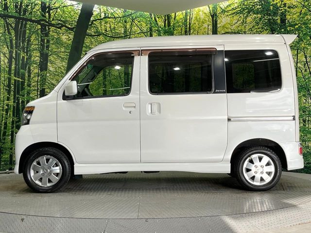 �y�����X���C�h�h�A�z���ԏ�ŗׂ̎ԂƂ̊Ԋu���������ɂ������A�X���C�h�h�A�Ȃ���S!�h�A�I�[�v������������炸�A�J�������L���̂ŏ��~�肪�Ƃ��Ă��ȒP�ł��B�傫�ȉו��̏o���������Ȃ���\��