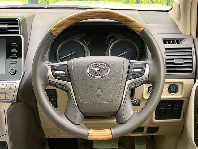 【ウッドコンビステアリング】高級感ある木目調パーツを採用した手に良く馴染むコンビハンドル。運転席廻りの雰囲気も一気に豪華になります!