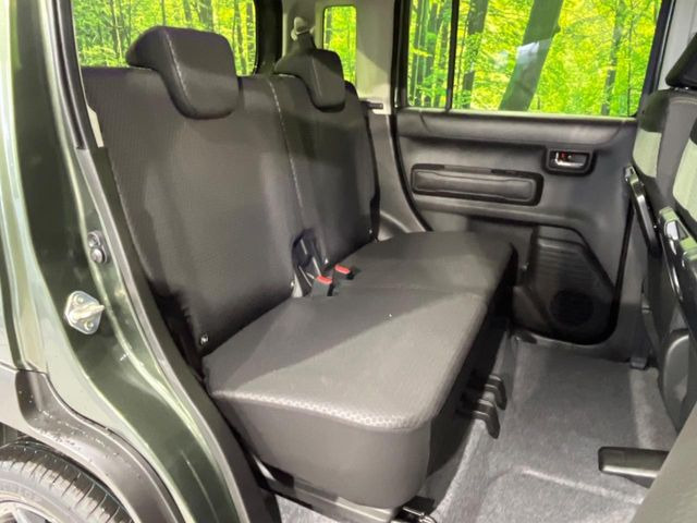 後部座席も気になるようなキズ・汚れやへたり等、大きなダメージはなく、良好な状態です。