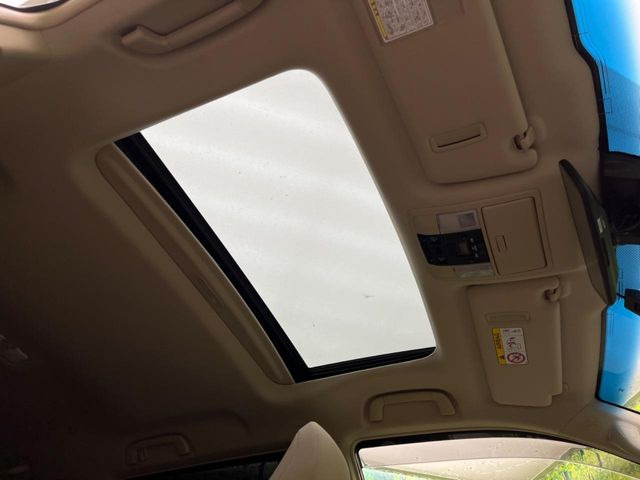 【サンルーフ】開放感たっぷりの希少装備、サンルーフが装着されています!車内に明かりを取り入れたり景色を楽しむ以外にも、車内の空気も簡単に換気できて快適です!