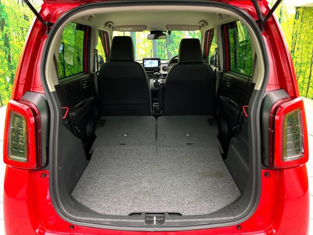 普段のお買い物や通勤、送迎等に十分な荷室スペースを確保しております。セカンドシートを倒すと、大きな荷物の積載も可能です♪