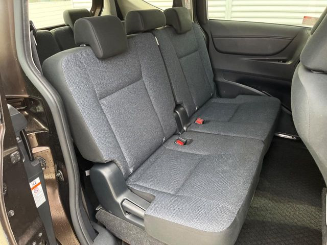 後部座席も気になるようなキズ・汚れやへたり等、大きなダメージはなく、良好な状態です。