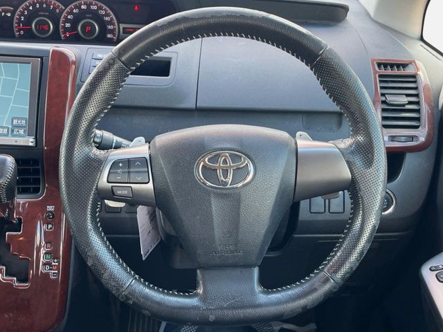 �C���e���A�ɍ��킹���f�U�C���̃X�e�A�����O�́A�^�]�������̂��Ƃ��l���A�^�]���₷���`��A�傫���ł��B�����x�A���ۂɐG���Ă��m���߂��������B