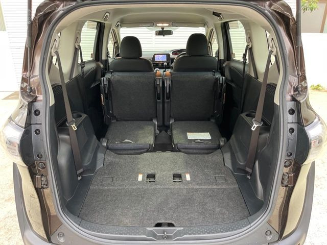 後席を格納すると、これだけの広さが!シーンに合わせたシートアレンジで、大きな荷物も積むことが出来ます♪