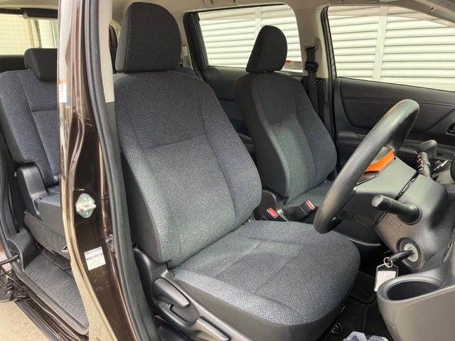 運転席シート廻りは使用感も少なく、良好な状態となっています。丁寧に使われていたことがよくわかりますね。