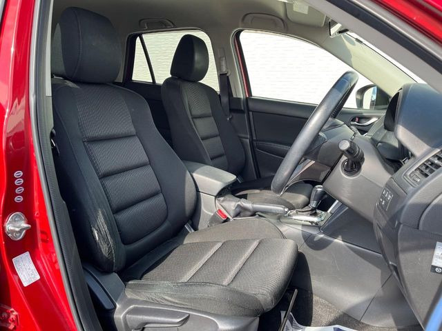 運転席まわりには十分なスペースがあり、大柄な方でもゆったり運転していただける環境です。