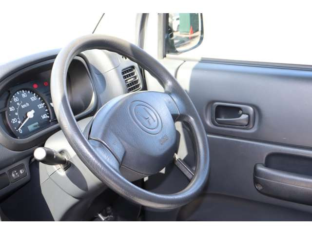 よく触れるステアリングは傷も少なく綺麗な状態です!