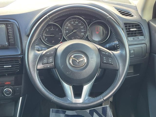 インテリアに合わせたデザインのステアリングは、運転される方のことも考え、運転しやすい形状、大きさです。是非一度、実際に触ってお確かめください。