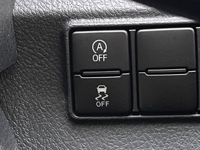 【横滑り防止装置】車両の横滑りを感知すると、自動的に車両の進行方向を保つように車両を制御します。雨の日など滑りやすい路面状況でも安全な運転が可能です。