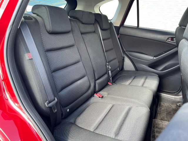 広々とした2列目シートは居住性が高く、居心地も快適!友達や家族とのお出かけにぴったりです。ベビーシートやチャイルドシート使用時も快適にお過ごしいただける十分な空間を確保しています。