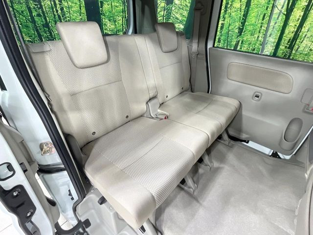 後部座席も気になるようなキズ・汚れやへたり等、大きなダメージはなく、良好な状態です。