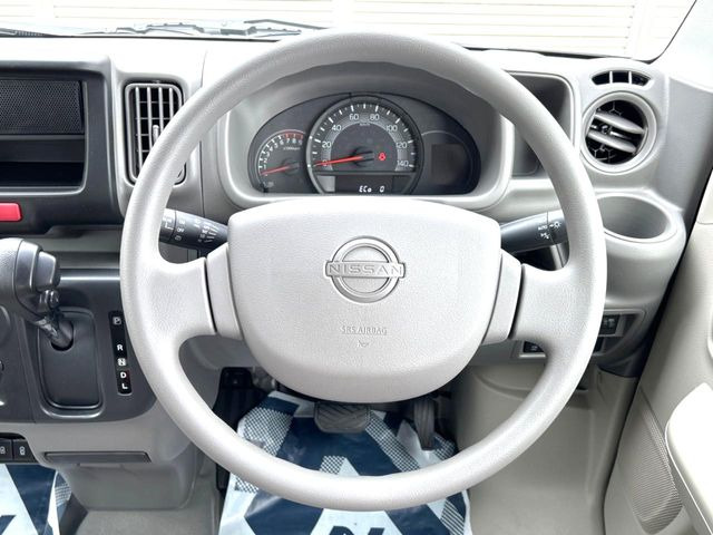 �C���e���A�ɍ��킹���f�U�C���̃X�e�A�����O�́A�^�]�������̂��Ƃ��l���A�^�]���₷���`��A�傫���ł��B�����x�A���ۂɐG���Ă��m���߂��������B