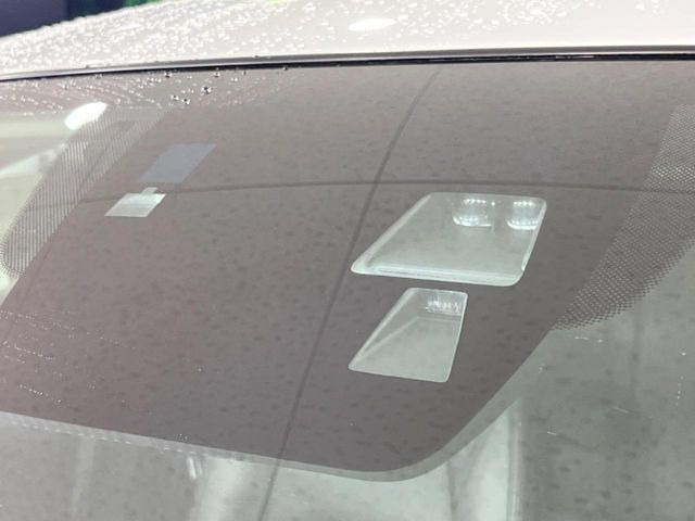 【スマートブレーキサポート】走行中に前方の車両等を認識し、衝突しそうな時は警報とブレーキで衝突回避と被害軽減をアシスト。より安全にドライブをお楽しみいただけます。