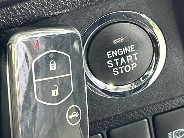 【キーレス】少し離れた場所からでもボタン一つでドアの開錠・施錠ができるのでとっても便利!ドアの鍵穴周りに傷をつけることもありません♪