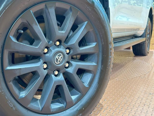 【純正18インチアルミホイール】外観にマッチした純正アルミホイールを装着しております。各種社外アルミホイールや、スタッドレスタイヤも取扱いしております。是非ご相談ください♪