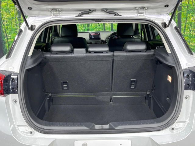 積み下ろしのしやすいデッキにはたっぷりと荷物を積み込んでいただけます。遊びから仕事まで、様々なシーンで頼れます♪