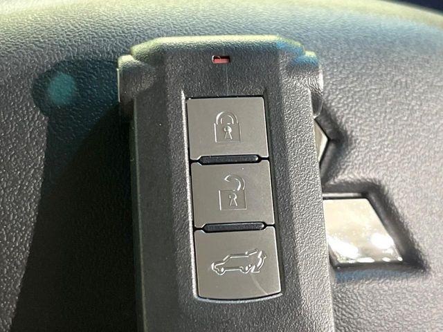 【オペレーションキー】カバンやポケットに入れたままでもドアの施錠・解錠が可能なスマートキーを装備。エンジンのオン・オフ時もカギを取り出す必要が無いからとっても便利です♪