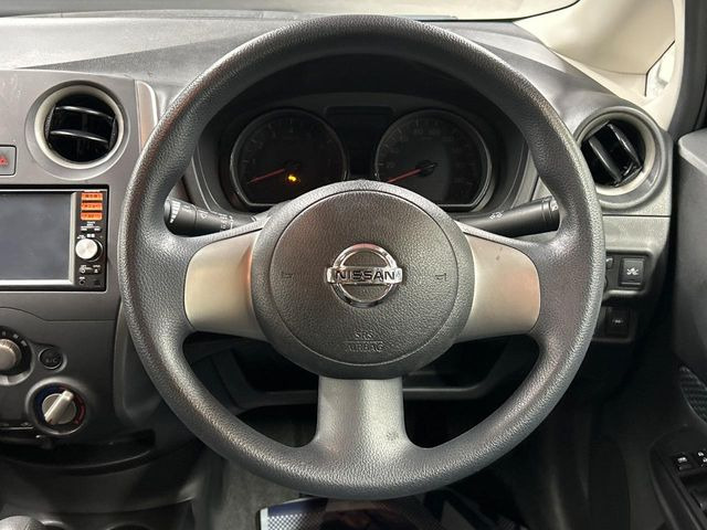 インテリアに合わせたデザインのステアリングは、運転される方のことも考え、運転しやすい形状、大きさです。是非一度、実際に触ってお確かめください。