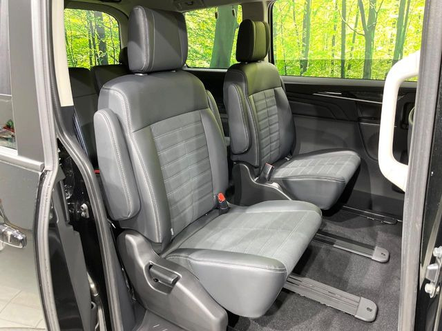 【ハーフレザーシート】高級感と座り心地を両立した人気のシート♪背面・座面のファブリック素材は、通気性の良さや滑りにくさに優れています。気温や服装に左右されず快適にお乗りいただけます。