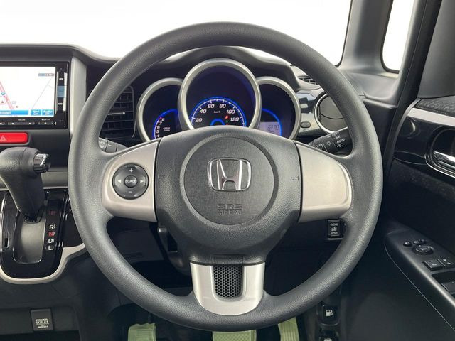 �C���e���A�ɍ��킹���f�U�C���̃X�e�A�����O�́A�^�]�������̂��Ƃ��l���A�^�]���₷���`��A�傫���ł��B�����x�A���ۂɐG���Ă��m���߂��������B