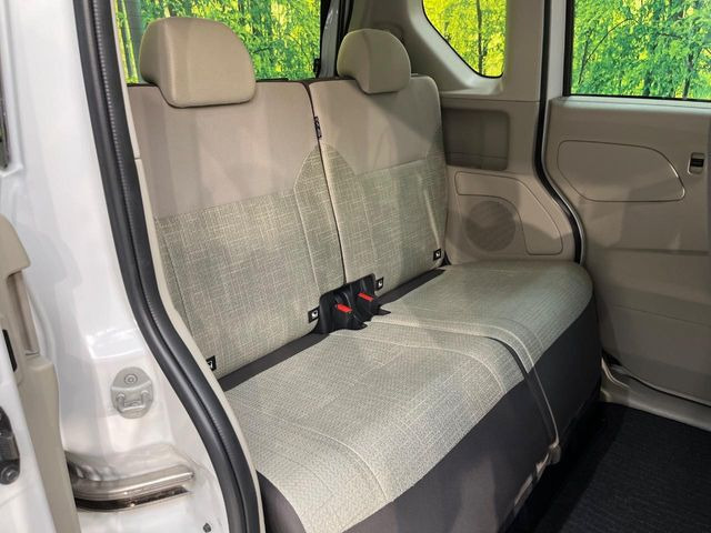 後部座席も気になるようなキズ・汚れやへたり等、大きなダメージはなく、良好な状態です。