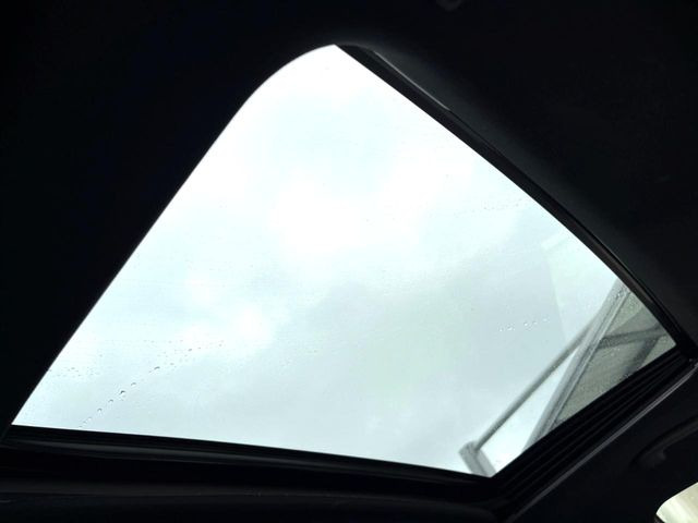 【ムーンルーフ】開放感たっぷりの希少装備、ムーンルーフが装着されています!車内に明かりを取り入れたり景色を楽しむ以外にも、車内の空気も簡単に換気できて快適です!