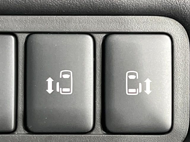 【両側パワースライドドア】スマートキーや運転席のスイッチで後席両側スライドドアの開閉が可能♪電動だから力を入れてドアを開ける必要が無く、小さなお子様でも簡単に開け閉めでき快適です♪
