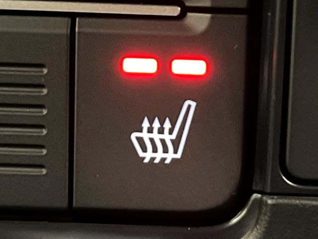 【シートヒーター】寒い日に重宝するシートヒーター!エアコンより早く温まってくれるので寒がりの人も安心ですね♪エアコンの温風は乾燥するから苦手、という方にもをおすすめです。