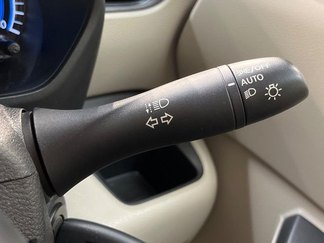 【オートライト】周りの明るさに応じて自動でヘッドライトの点灯・消灯ができる機能です!ライトの付け忘れ・消し忘れなどが無くなり、雨の日や夕方の走行も安心!トンネル通過時も便利ですね♪