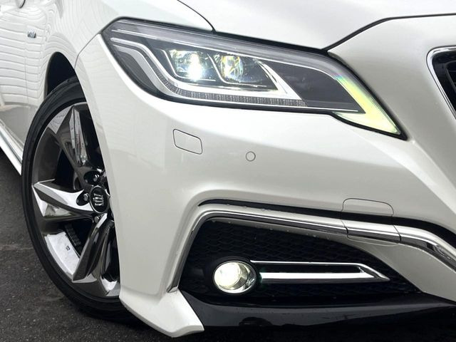 【三眼LEDヘッドライト】スタイリッシュな見た目の三眼LEDヘッドライトを装備♪スタイルだけでなく、夜間の走行も視界良好で安心してお乗りいただけます。