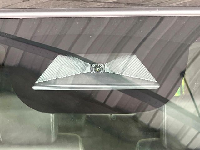 【ホンダセンシング】走行中に前方の車両等を認識し、衝突しそうな時は警報とブレーキで衝突回避と被害軽減をアシスト。より安全にドライブをお楽しみいただけます。