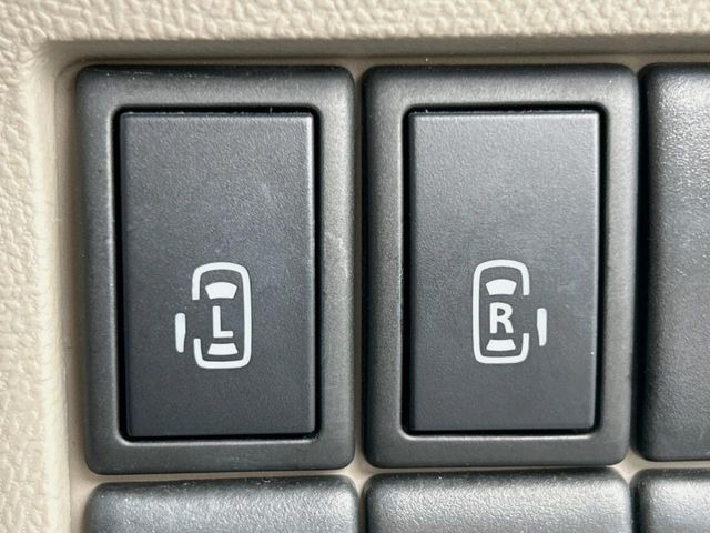 【両側パワースライドドア】スマートキーや運転席のスイッチで後席両側スライドドアの開閉が可能♪電動だから力を入れてドアを開ける必要が無く、小さなお子様でも簡単に開け閉めでき快適です♪