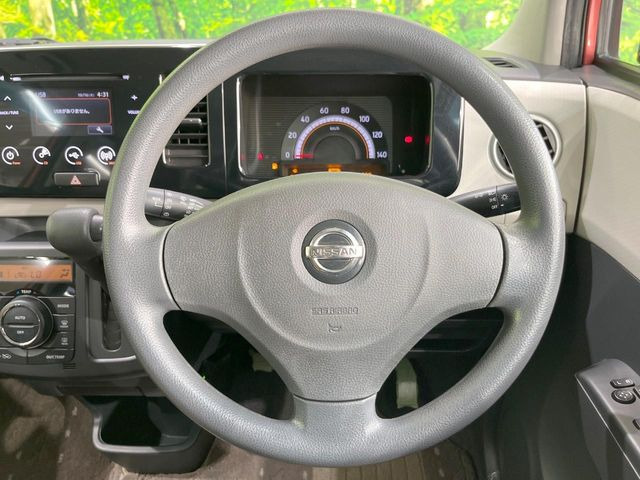 �C���e���A�ɍ��킹���f�U�C���̃X�e�A�����O�́A�^�]�������̂��Ƃ��l���A�^�]���₷���`��A�傫���ł��B�����x�A���ۂɐG���Ă��m���߂��������B