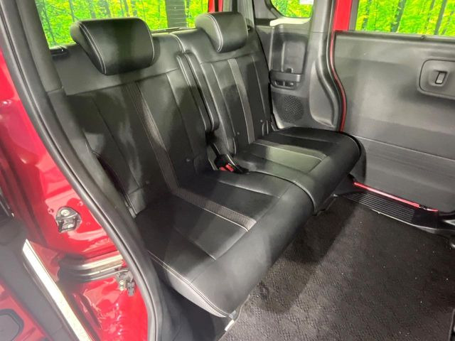 【合皮レザーシート】汚れのふき取りが容易でメンテナンスもが簡単な、機能性に優れる合成皮革を採用した上質なシートです。座り心地もよく、高級感あふれる心地良い車内空間を演出してくれます。