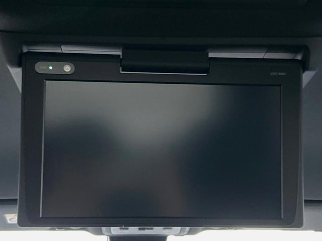 【フリップダウンモニター】大画面モニターで後席でもエンタメをお楽しみいただけます。小さなお子様にも大人気の装備です♪