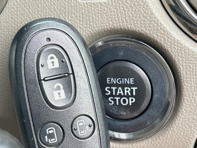 便利なキーレス&プッシュスタートシステム♪この電子キーを携帯しているだけで簡単にエンジンの始動やドアの解錠、施錠が可能です!また万が一の時も安心なエンジンイモビライザーもついてます!